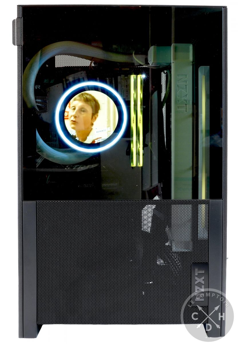 NZXT H2 / ON de côté (pas facile facile à photographier avec les reflets !) [cliquer pour agrandir]
