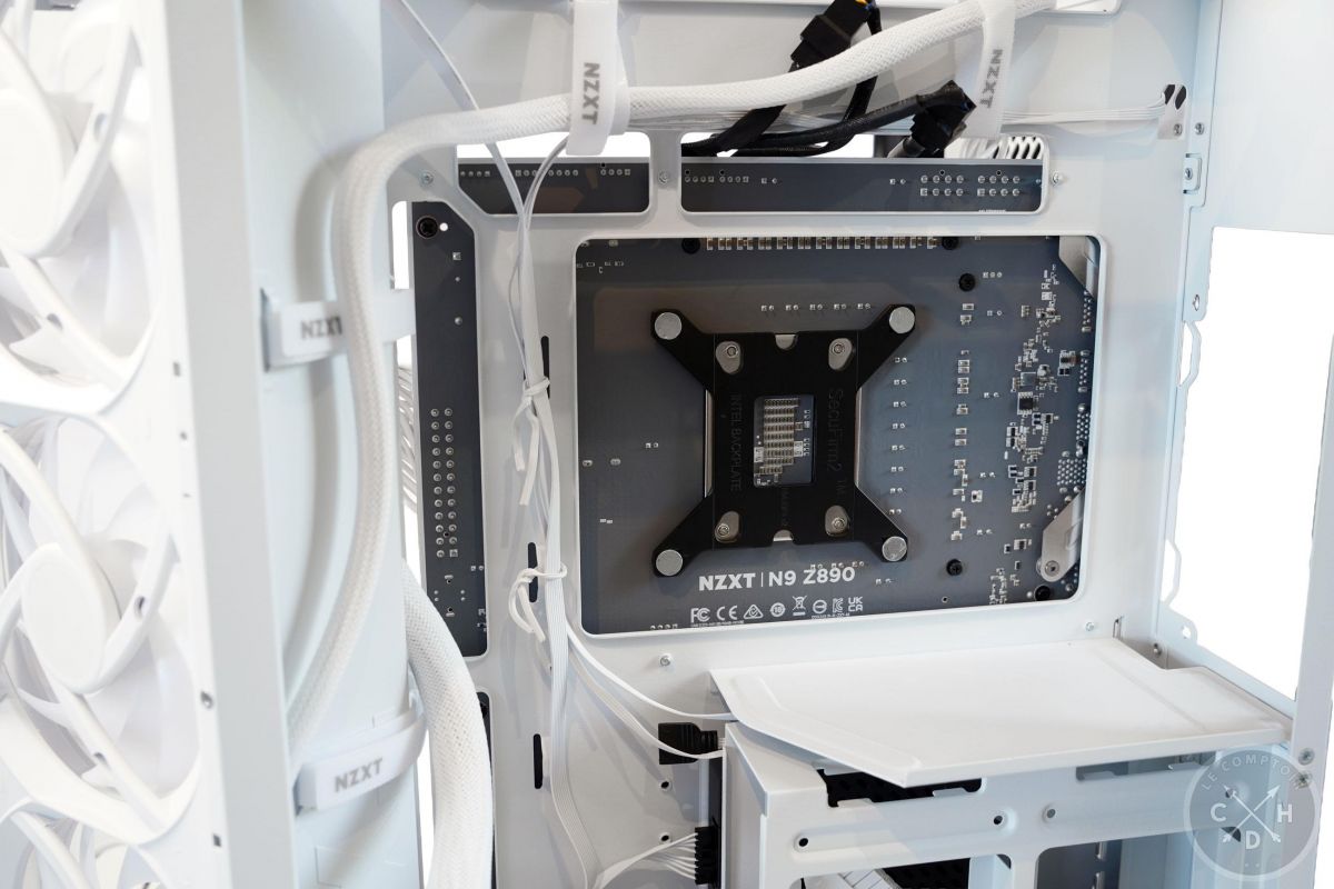 NZXT H6 2026 / accès mobo [cliquer pour agrandir]