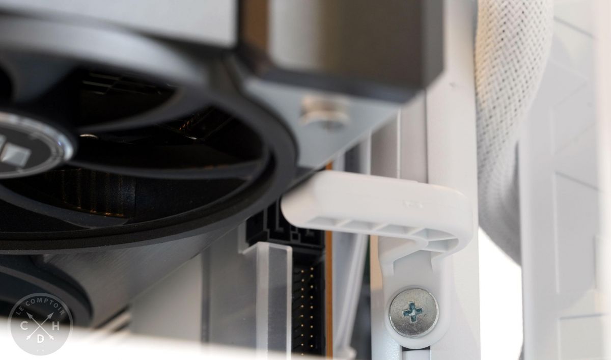 NZXT H6 2026 / support GPU [cliquer pour agrandir]