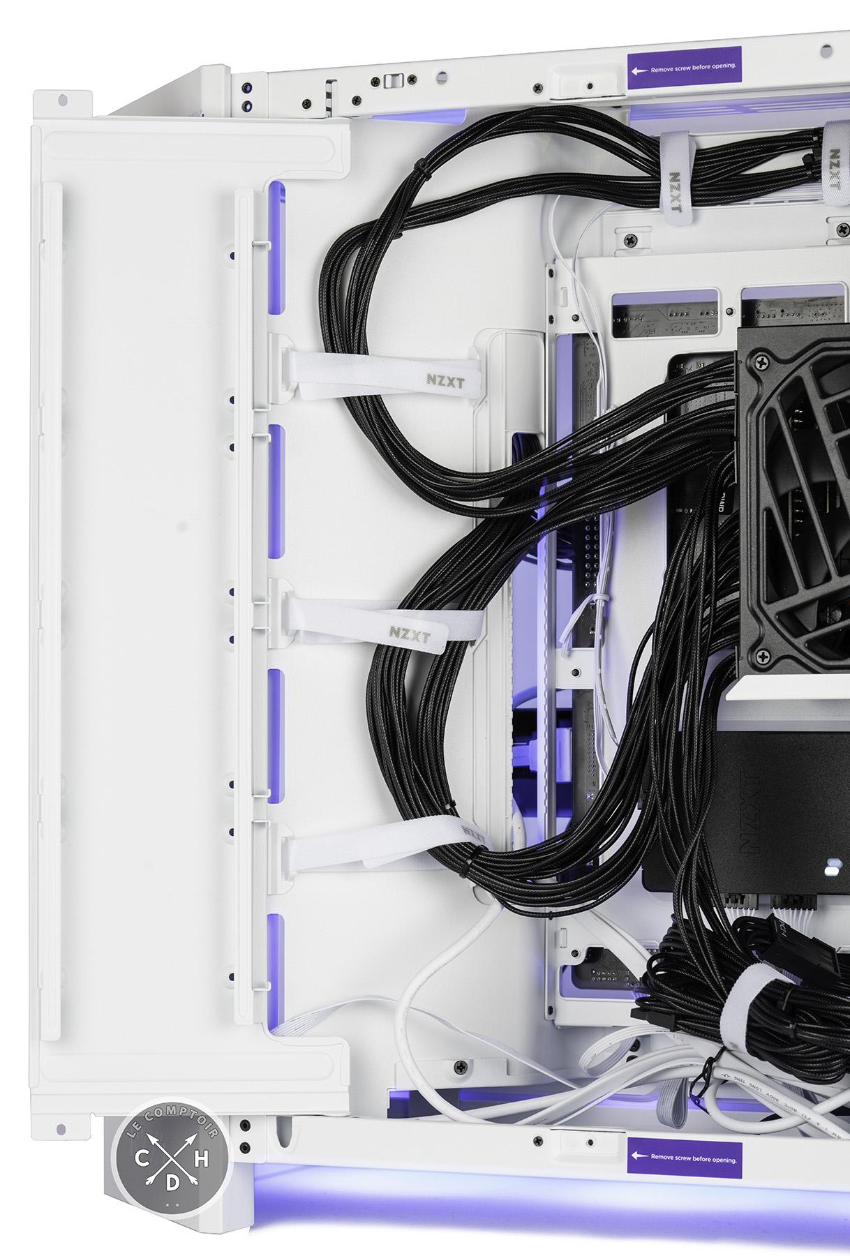 La petite porte qui abrite les SSD libère l'accès aux cables