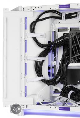 La petite porte qui abrite les SSD libère l'accès aux cables [cliquer pour agrandir]