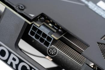 L'avantage du connecteur PCI-E 8pins, c'est qu'il n'y a pas besoin d'adaptateur ni de changer d'alimentation. [cliquer pour agrandir]