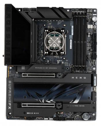 La Crosshair X870E Hero de face [cliquer pour agrandir]