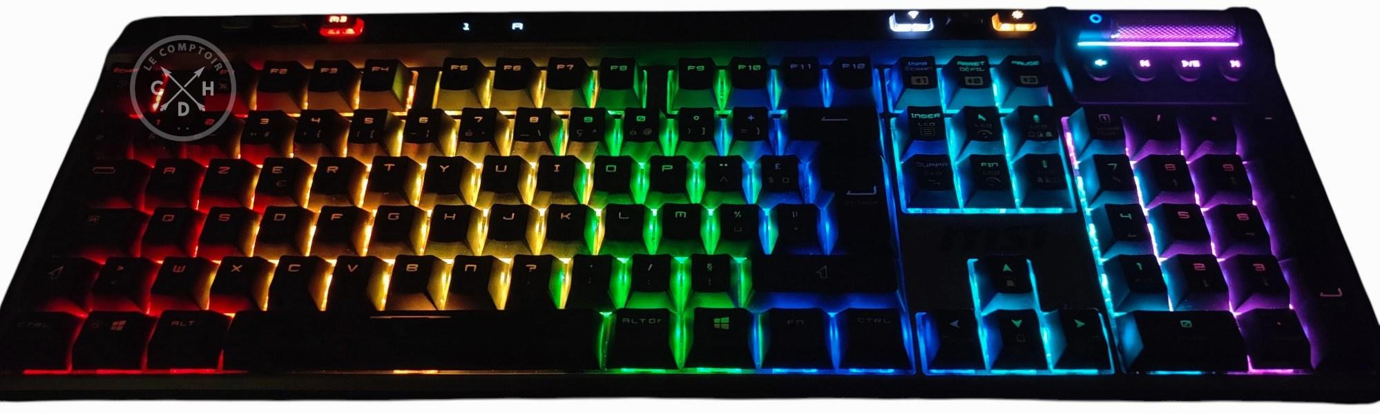 Dans l’obscurité complète. Gardez à l’esprit que la photo a tendance à éclaircir la scène. Et qu’en pratique, le regard passe d’un écran lumineux au clavier, donc subit un contraste marqué.