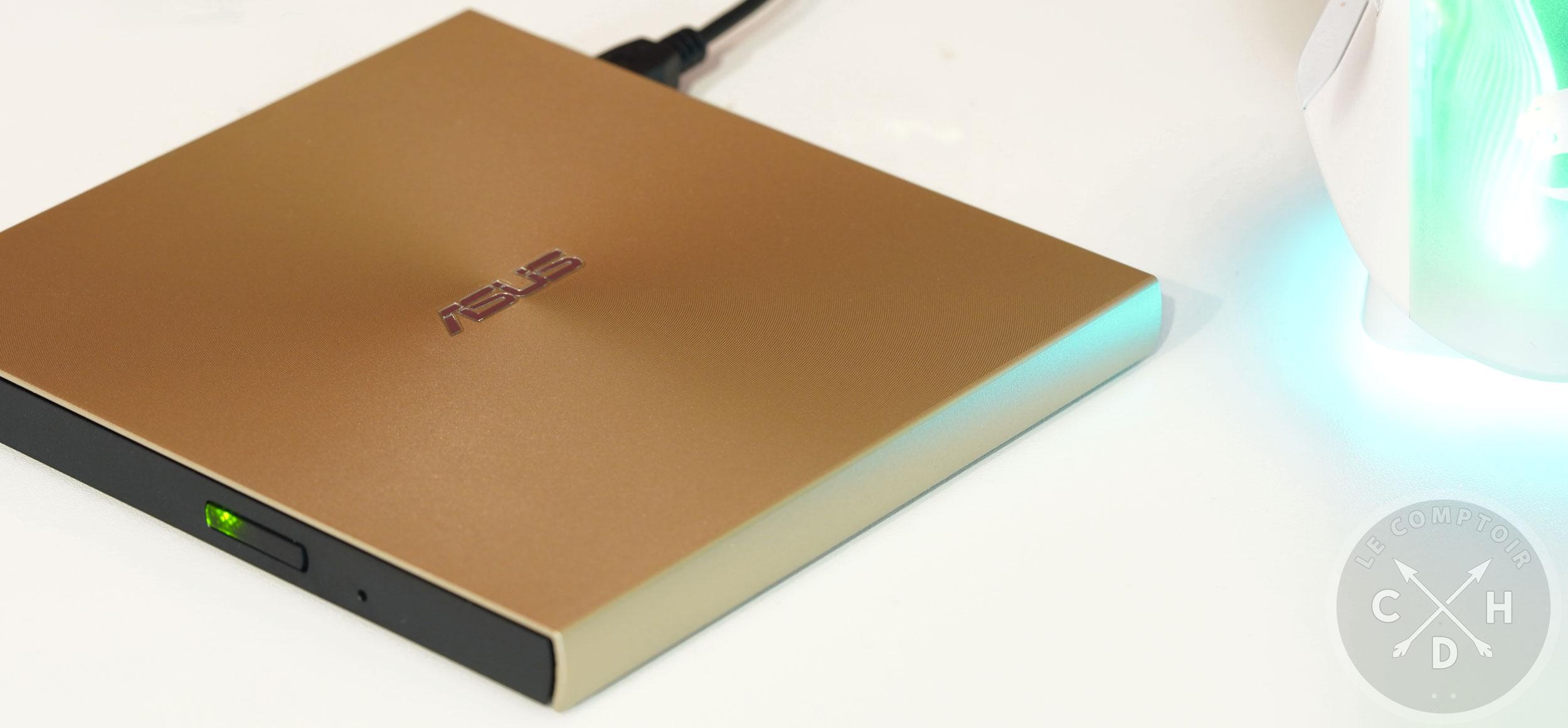 ASUS U8M graveur en marche sur le bureau / closeup