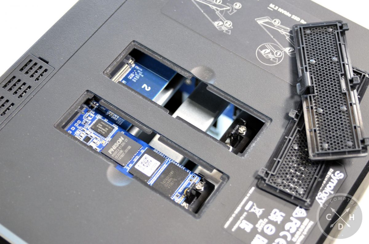 ds925+ / dessous + insertion cache ssd [cliquer pour agrandir]